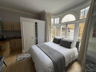 Centrally located studio flat in SW1 - 9