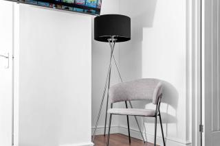 Comfortable 2 Bed Apt, Sleeps 8, Parking, Great for Contractors, Families and Leisure Stays, West Midlands, near Birmingham, Edenwood Residence - 1