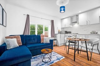Comfortable 2 Bed Apt, Sleeps 8, Parking, Great for Contractors, Families and Leisure Stays, West Midlands, near Birmingham, Edenwood Residence - 2