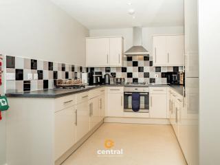 CENTRAL SERVICED APARTMENTS - City Quay - 2 Bedrooms - En-Suite Bathroom - Dedicated Parking Space - Fully Equipped - Walk Away From Dundee Bus & Train Station - Close to City Centre with River Views and Balcony - NEW - 8