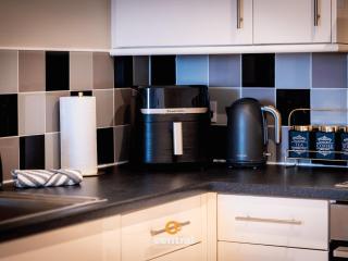 CENTRAL SERVICED APARTMENTS - City Quay - 2 Bedrooms - En-Suite Bathroom - Dedicated Parking Space - Fully Equipped - Walk Away From Dundee Bus & Train Station - Close to City Centre with River Views and Balcony - NEW - 7