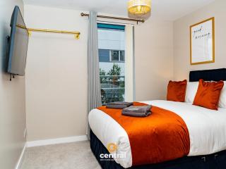 River Tay Views by CENTRAL SERVICED APARTMENTS - City Quay - 2 Bedrooms - En-Suite Bathroom - Dedicated Parking Space - Fully Equipped - Walk Away From Dundee Bus & Train Station - Close to City Centre with River Views and Balcony - 4