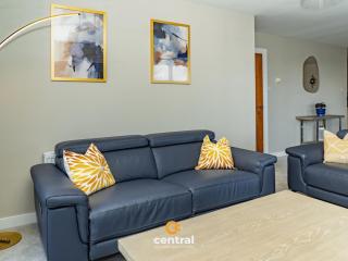 CENTRAL SERVICED APARTMENTS - City Quay - 2 Bedrooms - En-Suite Bathroom - Dedicated Parking Space - Fully Equipped - Walk Away From Dundee Bus & Train Station - Close to City Centre with River Views and Balcony - NEW - 2