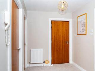 CENTRAL SERVICED APARTMENTS - City Quay - 2 Bedrooms - En-Suite Bathroom - Dedicated Parking Space - Fully Equipped - Walk Away From Dundee Bus & Train Station - Close to City Centre with River Views and Balcony - NEW - Dundee - 1