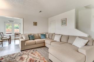 South OKC Home with Hot Tub-Game Room 18 Mi to OU! - 7