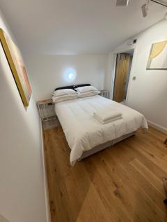 The Old Pub - Entire Private Cellar, Sauna & Gym, King Size Bed, Self Contained Kitchenette including Continental Breakfast, Snacks and Mini Bar - 7