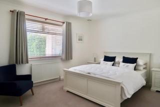 Sleeps 9 parking garden warm 1 mile from Rock - 7