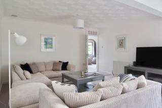 Sleeps 9 parking garden warm 1 mile from Rock - 9