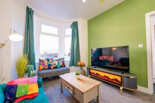Unique and Bright 6 Bedrooms Home Retreat - Fast WiFi - Close to Amenities - Cardiff - 0