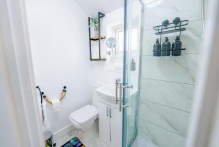 Unique and Bright 6 Bedrooms Home Retreat - Fast WiFi - Close to Amenities - 4