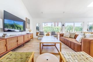 Bright Desert Villa w Pool Jacuzzi &Mountain Views - 2