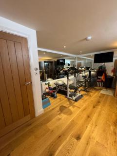The Old Pub - Entire Private Cellar, Sauna & Gym, King Size Bed, Self Contained Kitchenette including Continental Breakfast, Snacks and Mini Bar - 5
