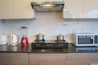 Stylish Modern Apt in LP City - 2