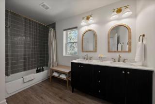Stunning 2 BR - Parking and Walk to Park - 9
