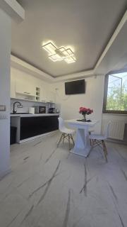 Cozy 2-Bedroom Apartment with Private Balcony- SELF CHECK-IN - 8