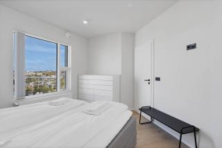 Spacious 2BR Apt with Balcony, Sauna and Free Parking - 7
