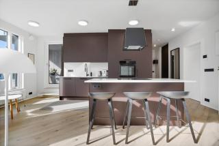 Spacious 2BR Apt with Balcony, Sauna and Free Parking - 9