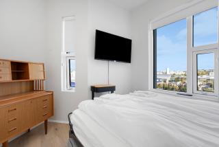 Spacious 2BR Apt with Balcony, Sauna and Free Parking - 6