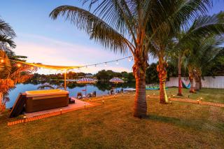 Lakefront Villa Tropical Backy - 9