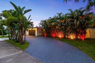 Lakefront Villa Tropical Backy - 5