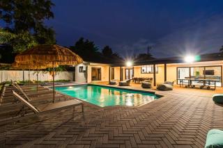 Lakefront Villa Tropical Backy - 4
