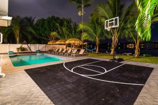 Lakefront Villa Tropical Backy - 2
