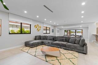 Lakefront Villa Tropical Backy - 5