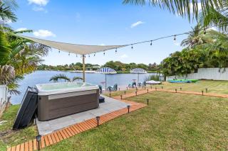 Lakefront Villa Tropical Backy - 2