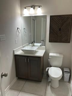 Modern 4 bedroom house close to Loop 20, TAMIU, Airport, and Hospitals - 9