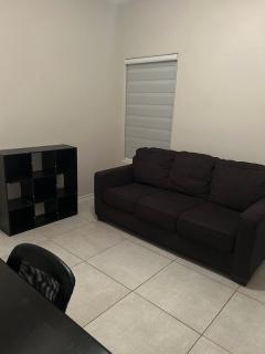 Modern 4 bedroom house close to Loop 20, TAMIU, Airport, and Hospitals - 7