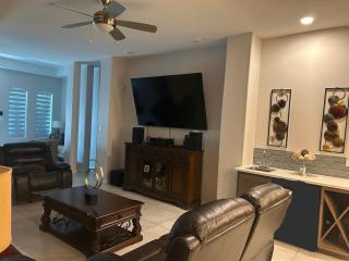Modern 4 bedroom house close to Loop 20, TAMIU, Airport, and Hospitals - 6