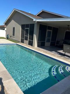 Modern 4 bedroom house close to Loop 20, TAMIU, Airport, and Hospitals - 5