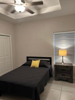 Modern 4 bedroom house close to Loop 20, TAMIU, Airport, and Hospitals - 4