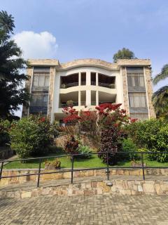 Delightful serviced apartment in perfect location near golf course - 0