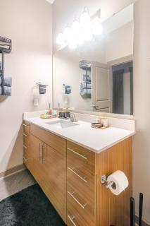 Stylish 1BR Uptown Apartment - 7