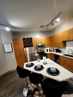 Stylish 1BR Uptown Apartment - 1