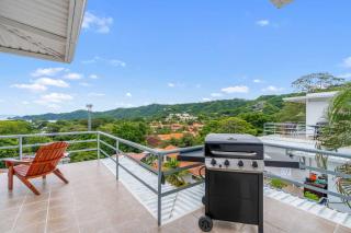 Modern Top-Floor Condo with Panoramic Views and Community Pool - Coco - 5