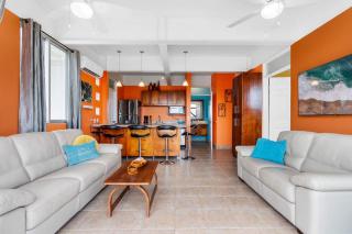 Modern Top-Floor Condo with Panoramic Views and Community Pool - Coco - 1