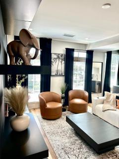 Free Parking, King Bed, 75 inch TV, and Luxury Stay - 7