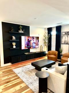 Free Parking, King Bed, 75 inch TV, and Luxury Stay - 0