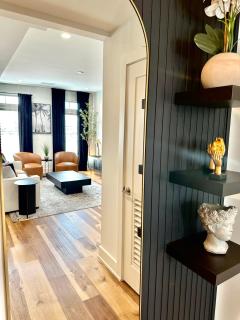 Free Parking, King Bed, 75 inch TV, and Luxury Stay - 8