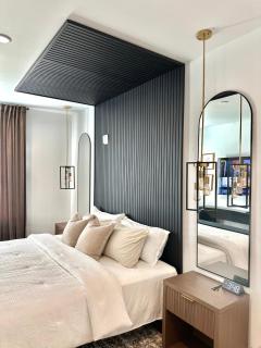 Free Parking, King Bed, 75 inch TV, and Luxury Stay - 1