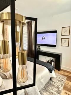 Free Parking, King Bed, 75 inch TV, and Luxury Stay - 2