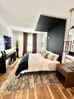 Free Parking, King Bed, 75 inch TV, and Luxury Stay - 4