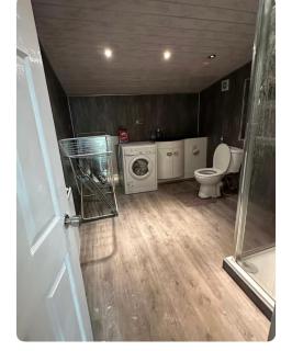 Sleep upto 3 Ideal double bed studio space - 1