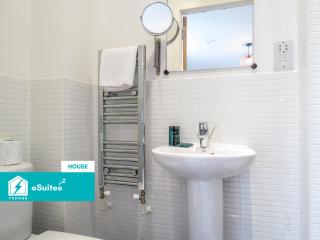 Tudors eSuites - 3 Bedroom City Centre House with Garden and Parking - #25W - 6