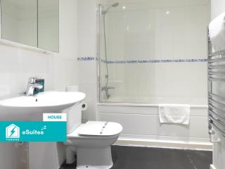 Tudors eSuites - 3 Bedroom City Centre House with Garden and Parking - #25W - 7