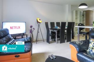 Tudors eSuites - 3 Bedroom City Centre House with Garden and Parking - #25W - 0