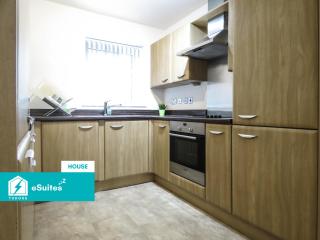 Tudors eSuites - 3 Bedroom City Centre House with Garden and Parking - #25W - 5