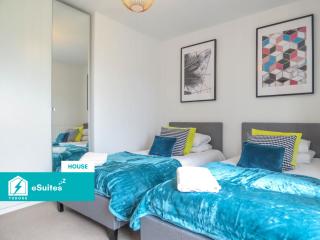 Tudors eSuites - 3 Bedroom City Centre House with Garden and Parking - #25W - 3